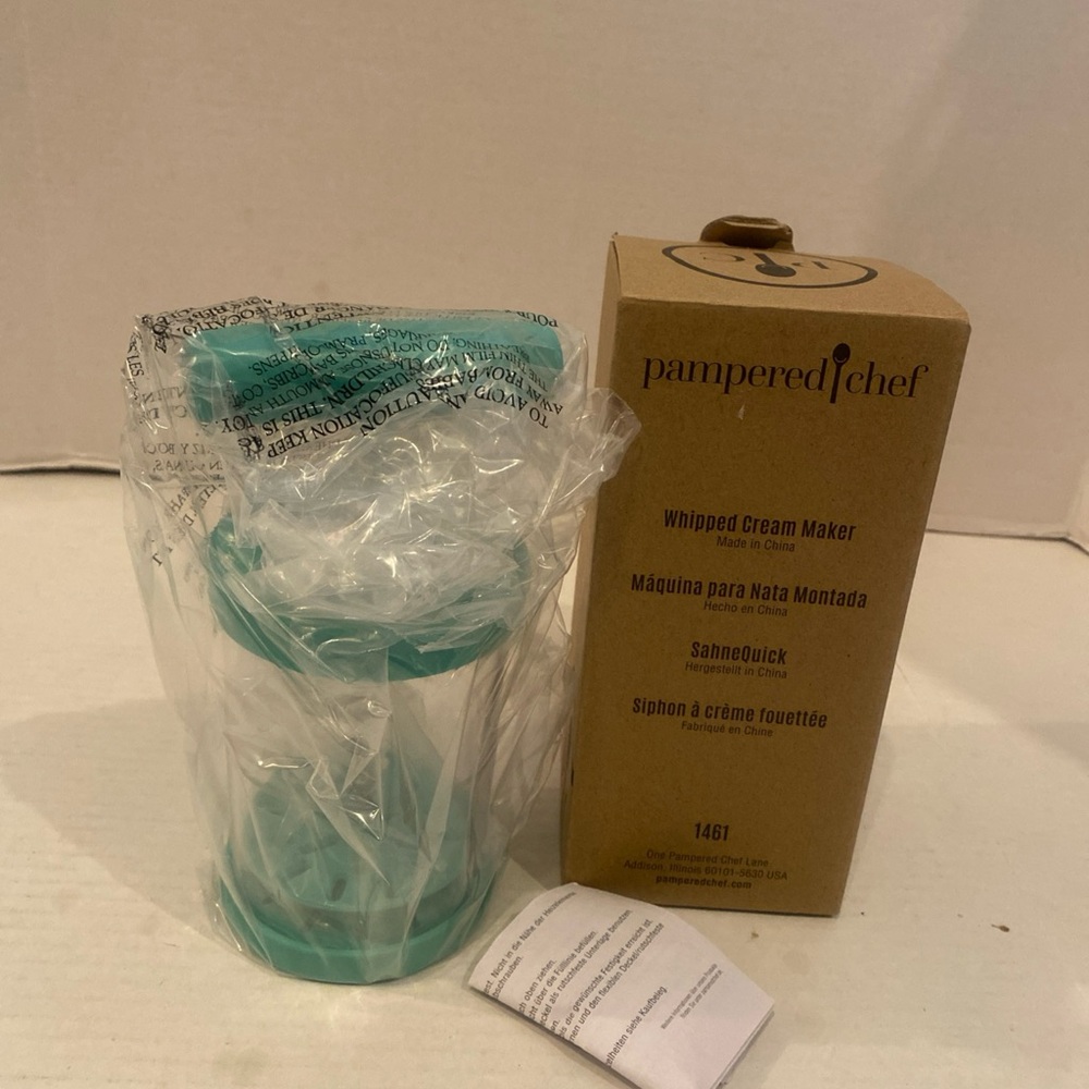 Pampered Chef Teal Whipped Cream Maker with Box